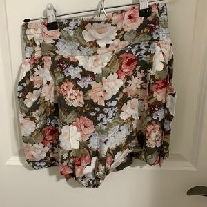 Talula Floral shorts size Small